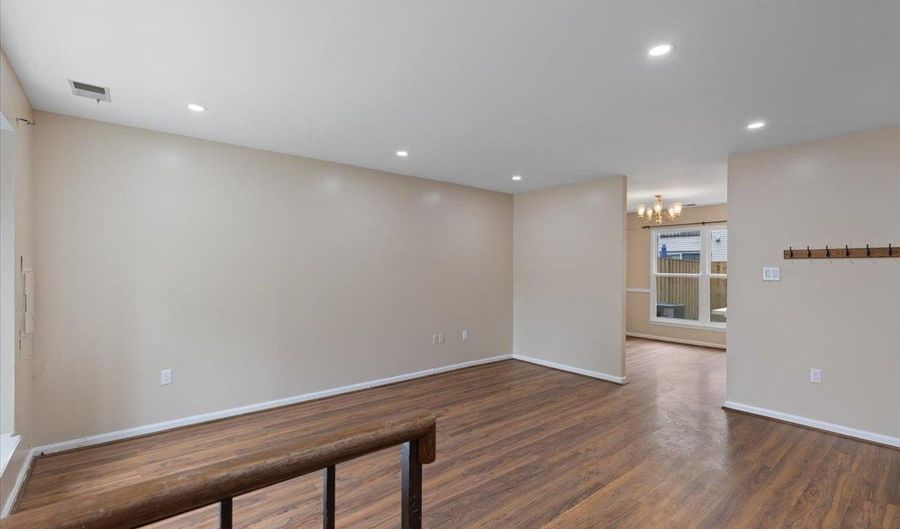 14904 LONDON Ln, Bowie, MD 20715 - 2 Beds, 2 Bath