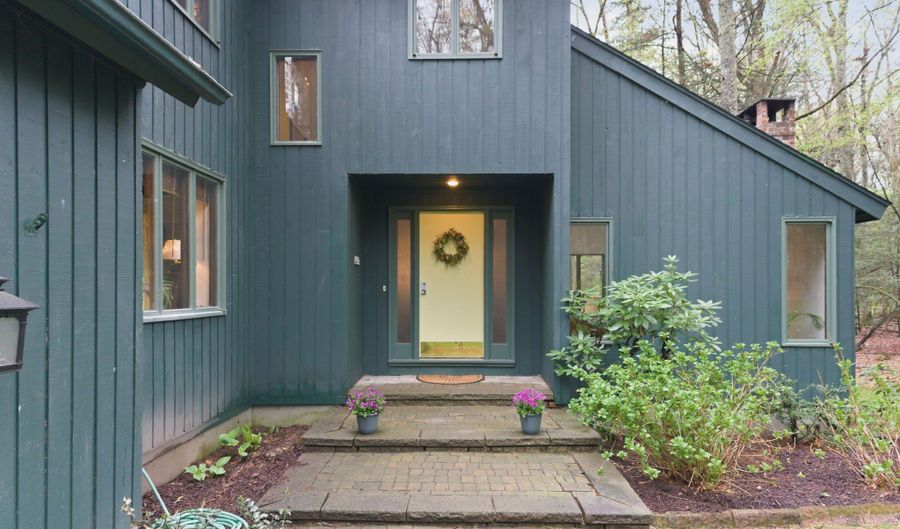 37 Tall Wood Holw, Avon, CT 06001 - 4 Beds, 3 Bath