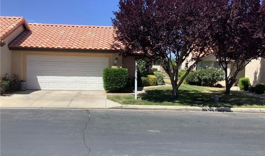 11562 Oak St, Apple Valley, CA 92308 - 2 Beds, 2 Bath