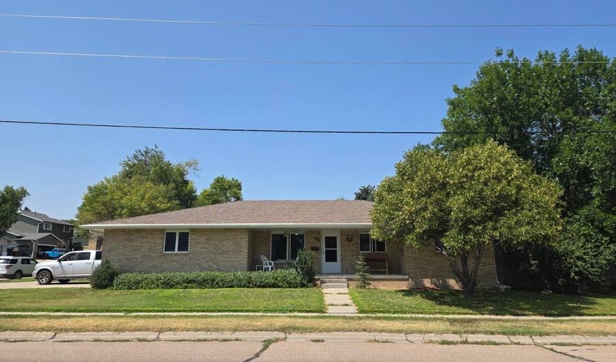608 Hampton, Alliance, NE 69301 - 5 Beds, 3 Bath