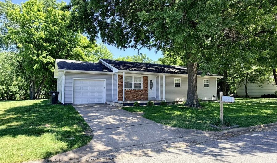 904 S Oak Ridge Dr, Aurora, MO 65605 - 4 Beds, 2 Bath