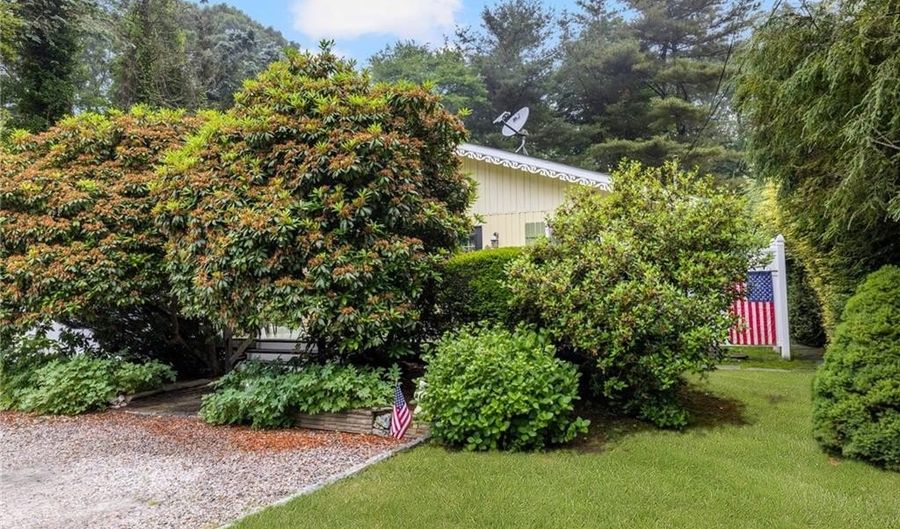 108 Steamboat St, Jamestown, RI 02835 - 2 Beds, 1 Bath