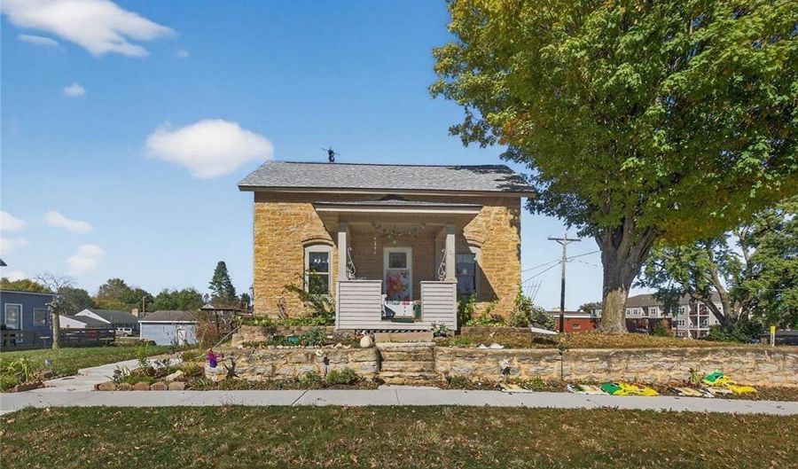 108 4th St SW, Pine Island, MN 55963 - 2 Beds, 1 Bath