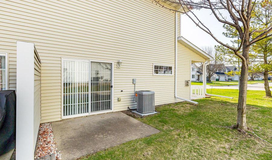 921 10th St, Altoona, IA 50009 - 2 Beds, 3 Bath