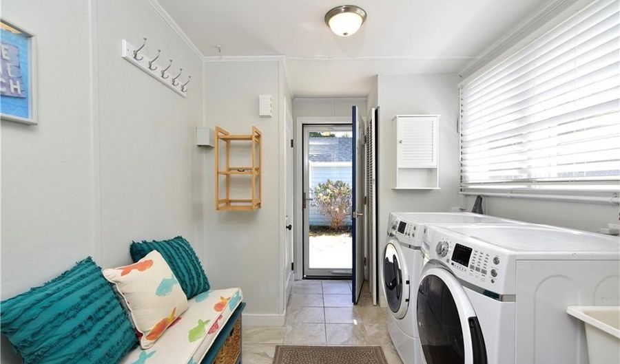 18 Lakeview Dr, Narragansett, RI 02882 - 2 Beds, 1 Bath