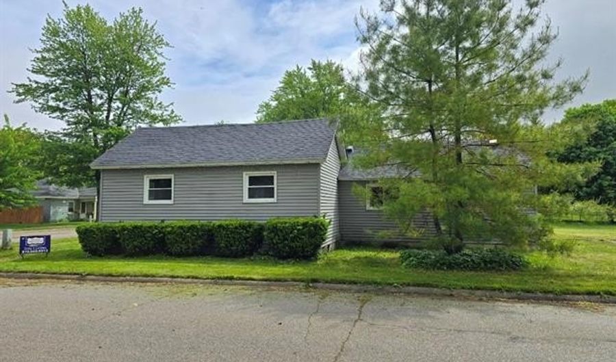 4297 Center St, Akron, MI 48701 - 2 Beds, 1 Bath