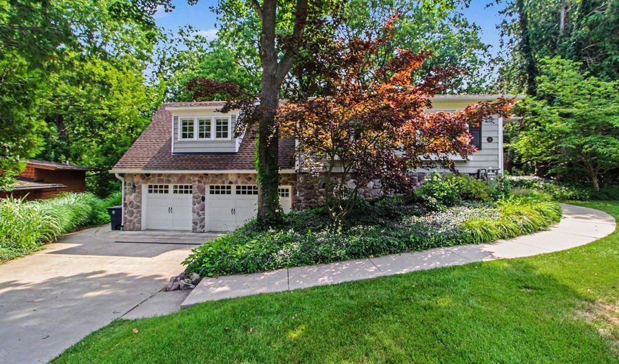 9 E Heatheridge St, Ann Arbor, MI 48104 - 3 Beds, 3 Bath