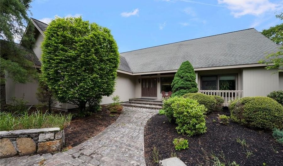 633 Chestnut Hill Rd, Glocester, RI 02814 - 4 Beds, 4 Bath