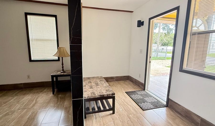 305 ARMOUR Ave, Auburndale, FL 33823 - 1 Beds, 2 Bath