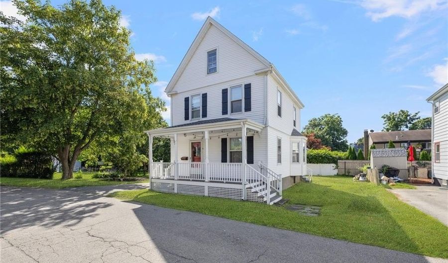 9 Cummings Rd, Newport, RI 02840 - 3 Beds, 2 Bath