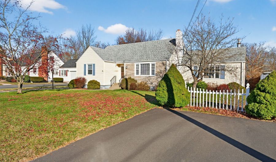 12 Fairview Hts, Cromwell, CT 06416 - 3 Beds, 2 Bath