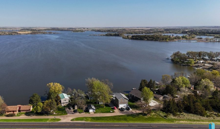 10 S Oakwood Shoreline Dr, Bruce, SD 57220 - 2 Beds, 1 Bath