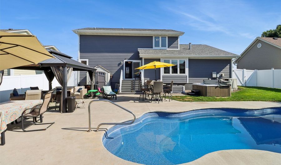 1530 Ashwood Dr, Altoona, IA 50009 - 3 Beds, 3 Bath