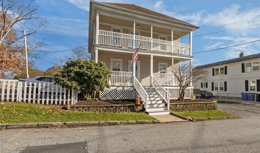 27 Ferncliff Ave, North Providence, RI 02911 - 5 Beds, 3 Bath