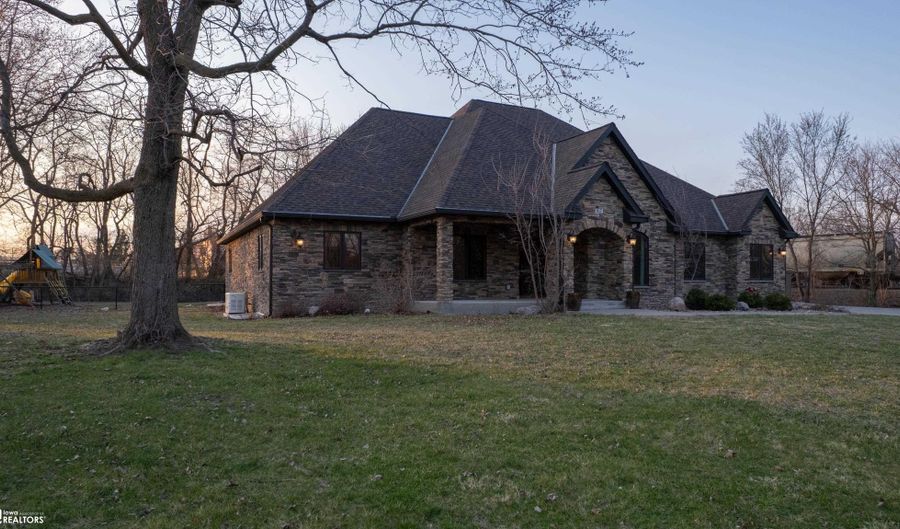 617 B Ave E, Albia, IA 52531 - 5 Beds, 7 Bath