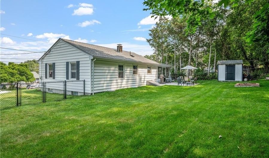 18 Oak Hill Ave, North Smithfield, RI 02896 - 2 Beds, 1 Bath