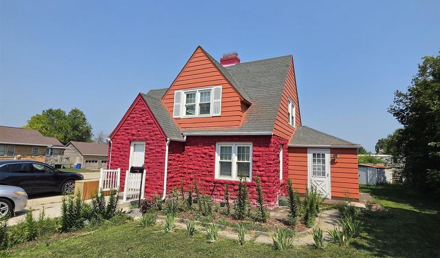 412 N Phillips St, Algona, IA 50511 - 3 Beds, 2 Bath