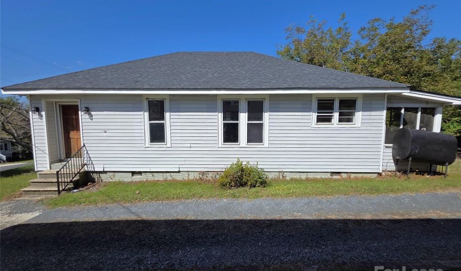 106 Falls Rd, Badin, NC 28009 - 2 Beds, 1 Bath