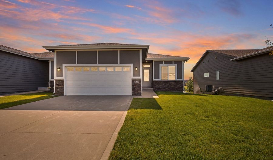 2420 3rd Ave SE, Altoona, IA 50009 - 3 Beds, 3 Bath