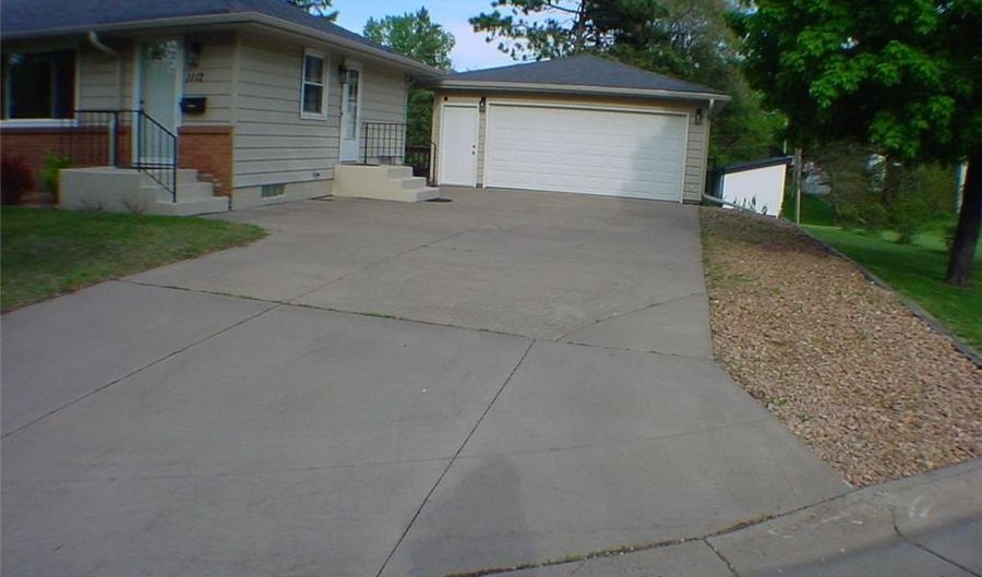 1112 Queens Ln, Anoka, MN 55303 - 4 Beds, 2 Bath