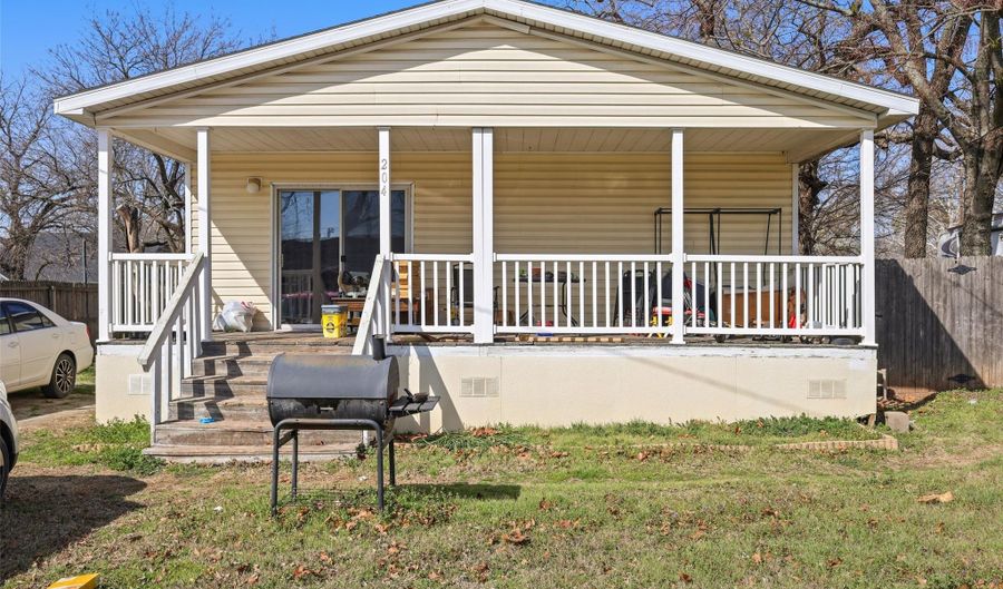 204 S Wickham St, Alvord, TX 76225 - 3 Beds, 2 Bath