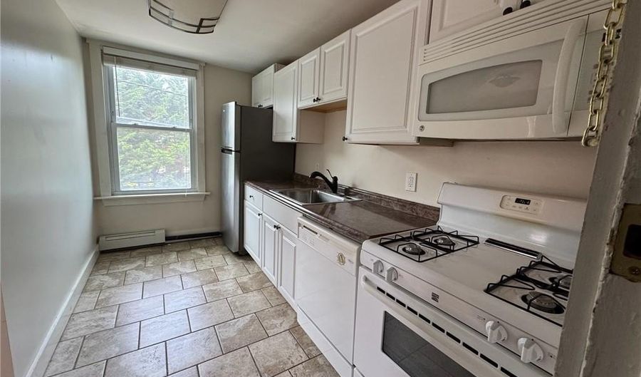 38 Freebody St 208, Newport, RI 02840 - 1 Beds, 1 Bath