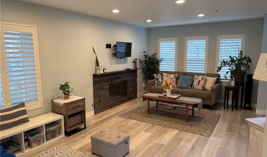 406 E Ctr, Anaheim, CA 92805 - 3 Beds, 3 Bath