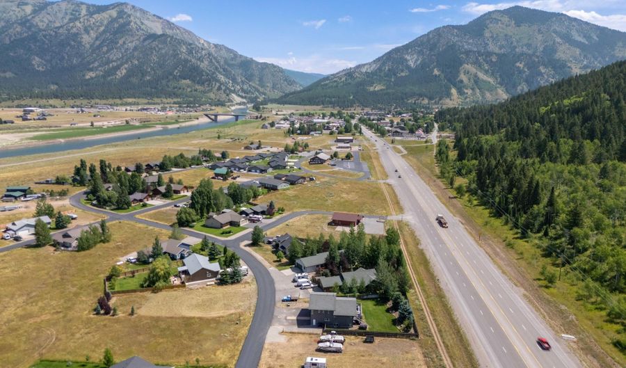 404 SNAKE RIVER Dr, Alpine, WY 83128 - 5 Beds, 3 Bath