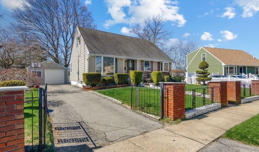 5 S Ronald Dr S, Amityville, NY 11701 - 5 Beds, 3 Bath