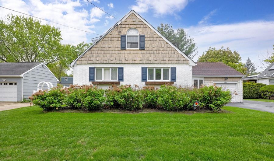 54 Bryan Ave, Amityville, NY 11701 - 4 Beds, 2 Bath