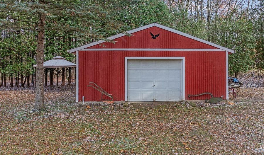 11676 Lair Rd NE, Alliance, OH 44601 - 3 Beds, 3 Bath