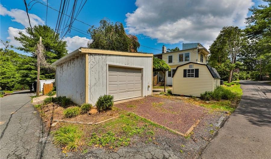 30 S Muhlenberg St, Allentown, PA 18104 - 3 Beds, 2 Bath