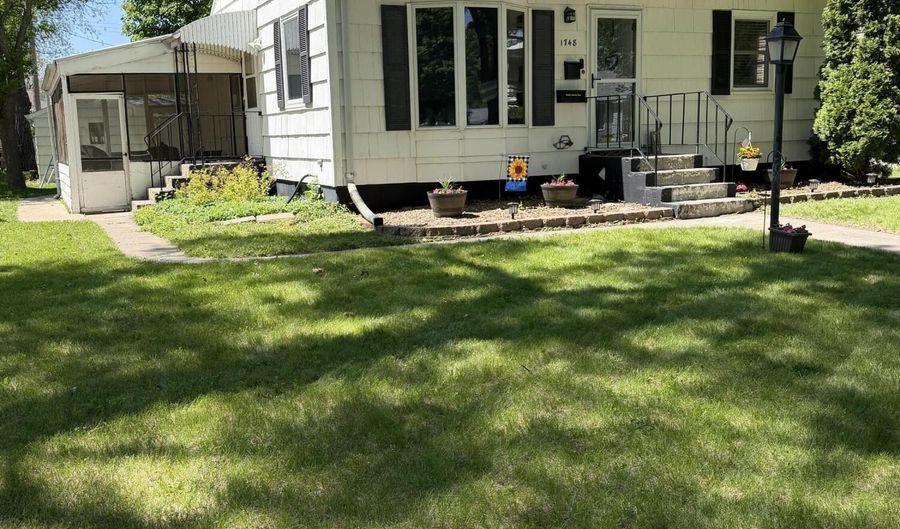 1748 S 2nd St, Aberdeen, SD 57401 - 2 Beds, 2 Bath