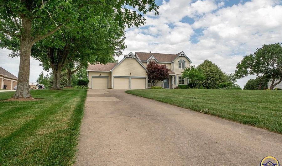 6425 SW South Pointe Dr, Auburn, KS 66402 - 4 Beds, 4 Bath