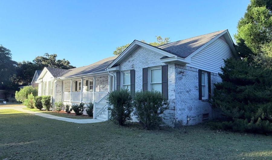 30 Barnwell Dr, Beaufort, SC 29907 - 3 Beds, 3 Bath