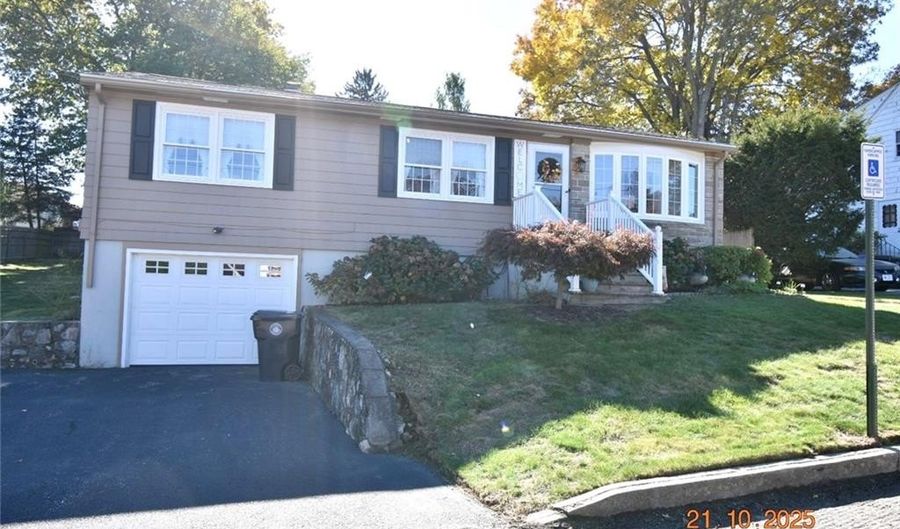 21 Young St, North Providence, RI 02904 - 3 Beds, 2 Bath