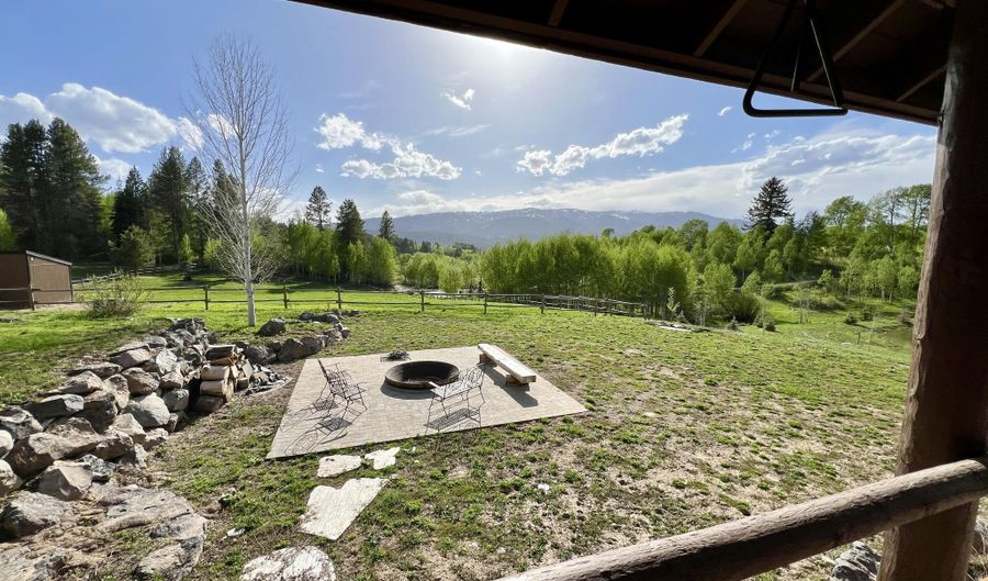800 DELL Crk, Alpine, WY 83128 - 7 Beds, 2 Bath