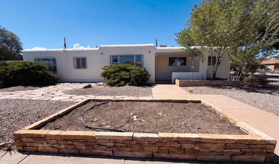 700 Dakota St SE, Albuquerque, NM 87108 - 3 Beds, 2 Bath