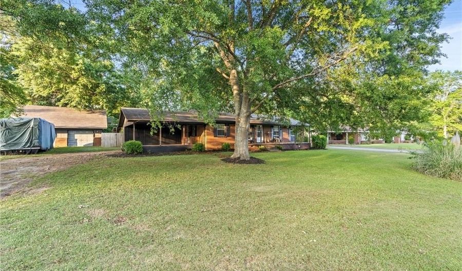 1789 HOLMAN St, Alexander City, AL 35010 - 3 Beds, 2 Bath