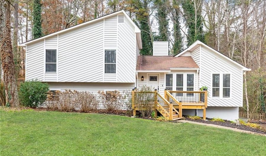 806 Moonlit Ln NW, Acworth, GA 30102 - 5 Beds, 2 Bath