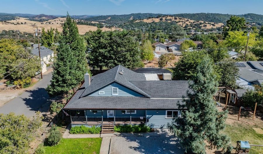 879 Pacific St, Angels Camp, CA 95222 - 2 Beds, 2 Bath