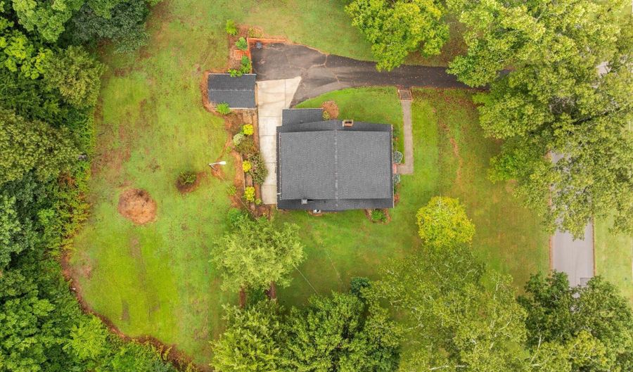 618 Oak St, Athens, TN 37303 - 5 Beds, 2 Bath