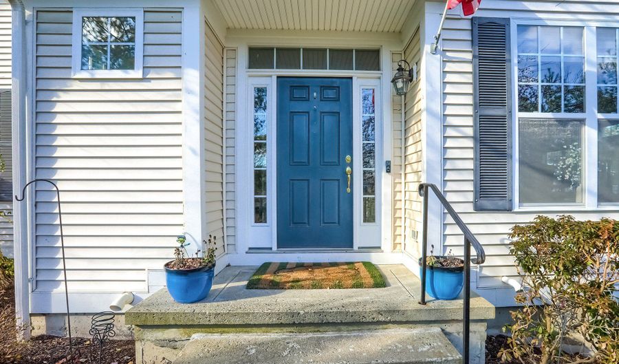 28 Crestview Ln 28, Danbury, CT 06810 - 3 Beds, 4 Bath