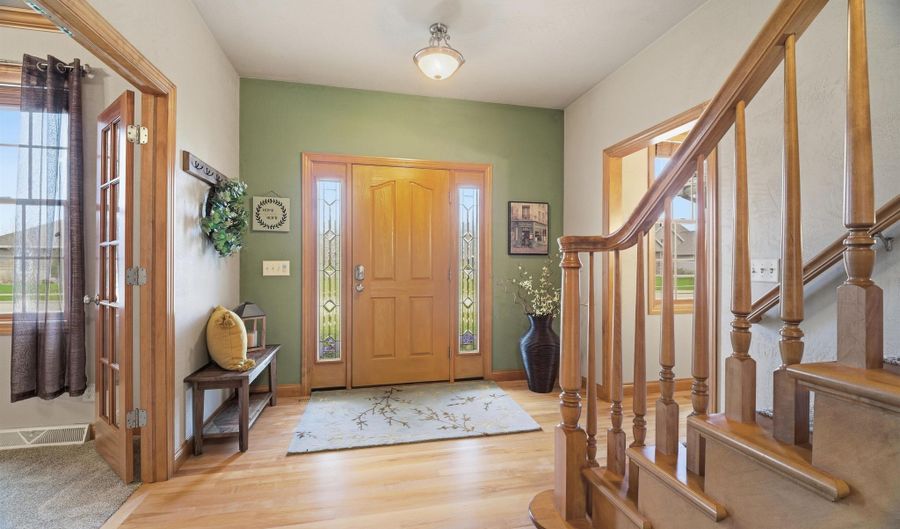 3208 S SOLITUDE Ln, Appleton, WI 54915 - 4 Beds, 4 Bath