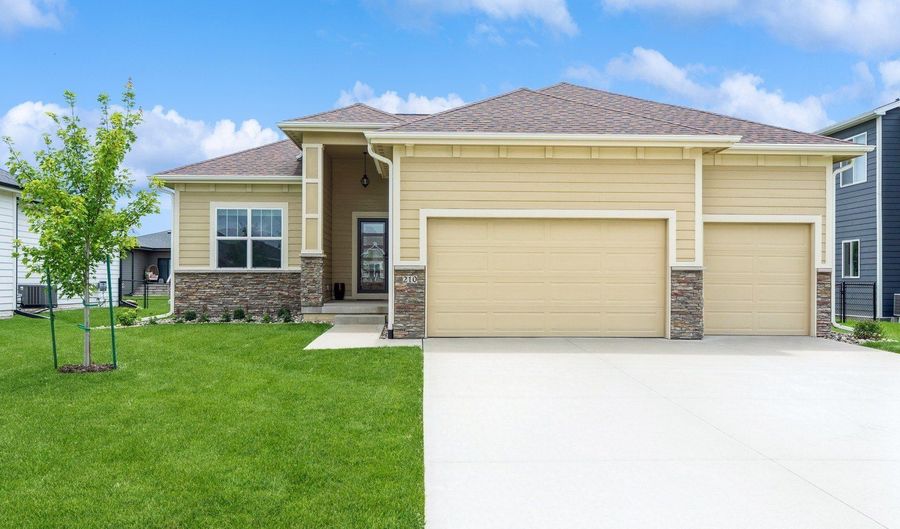 210 31st St SE, Altoona, IA 50009 - 4 Beds, 3 Bath