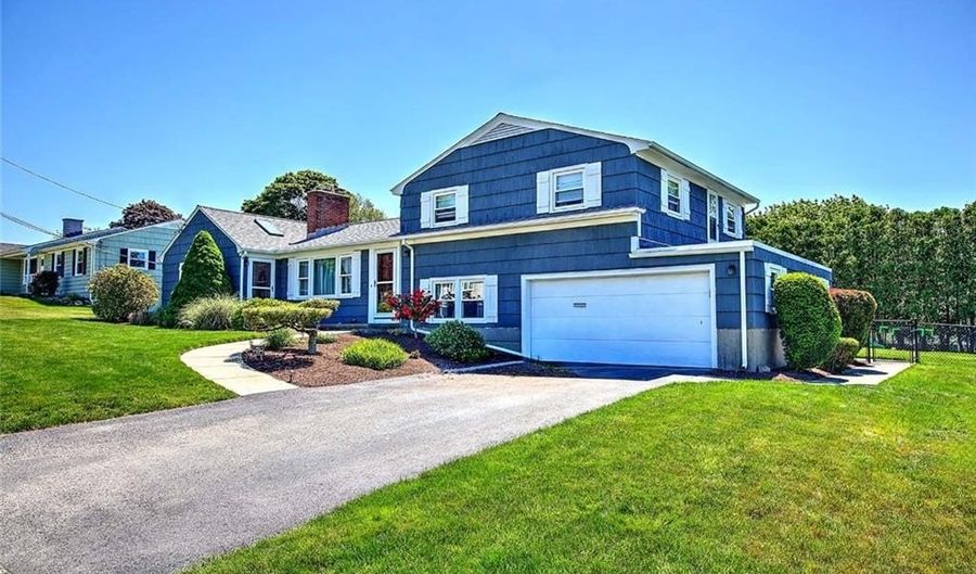 62 Meadowcrest Dr, Cumberland, RI 02864 - 3 Beds, 2 Bath
