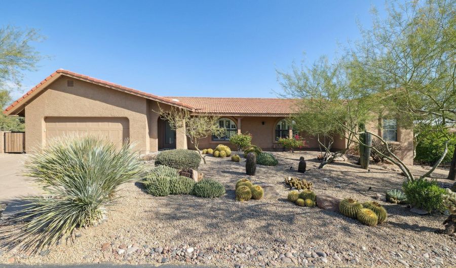 2044 E SMOKETREE Dr, Carefree, AZ 85377 - 3 Beds, 2 Bath
