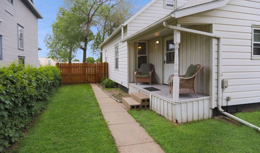 423 S Dakota St, Aberdeen, SD 57401 - 2 Beds, 2 Bath