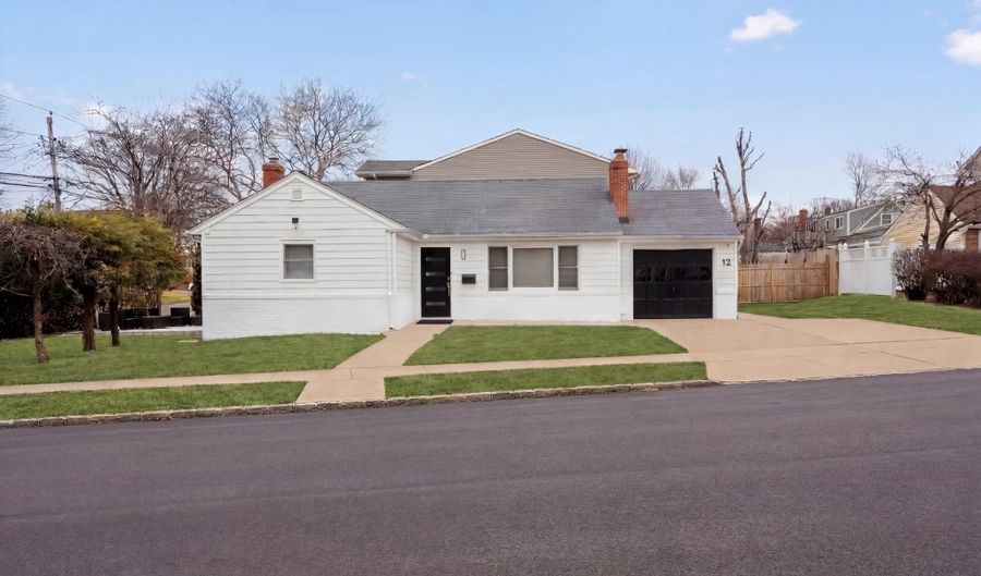 12 Deepdale Pkwy, Albertson, NY 11507 - 3 Beds, 2 Bath