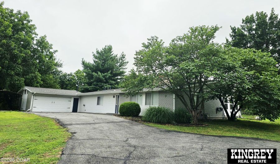 861 Oak Crst, Baxter Springs, KS 66713 - 4 Beds, 2 Bath